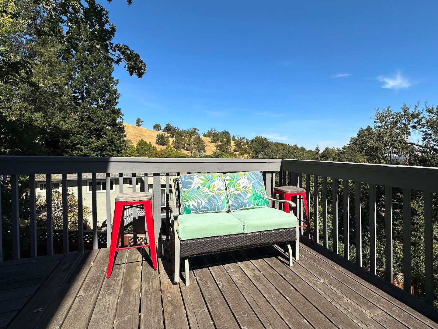 Deck lounge seating with hillside views